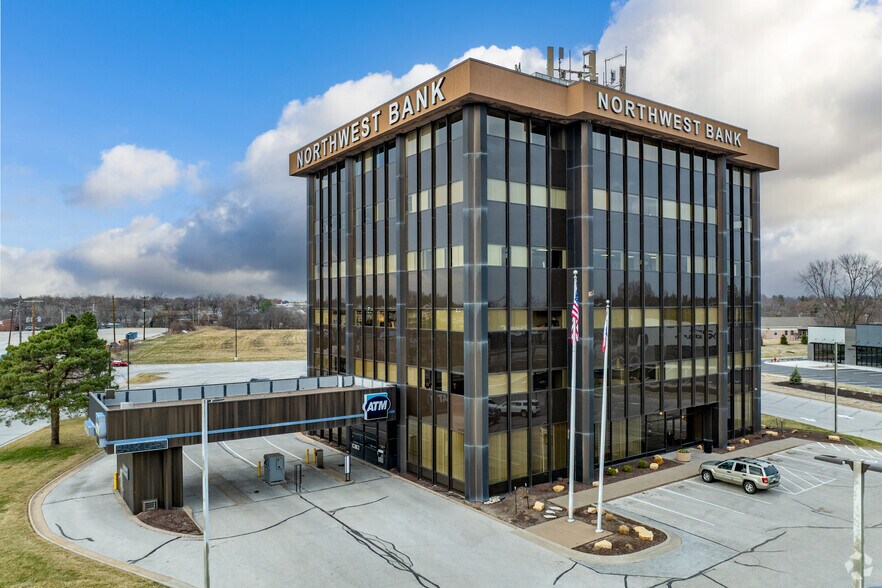 2550 Middle Rd, Bettendorf, IA for sale - Building Photo - Image 2 of 14