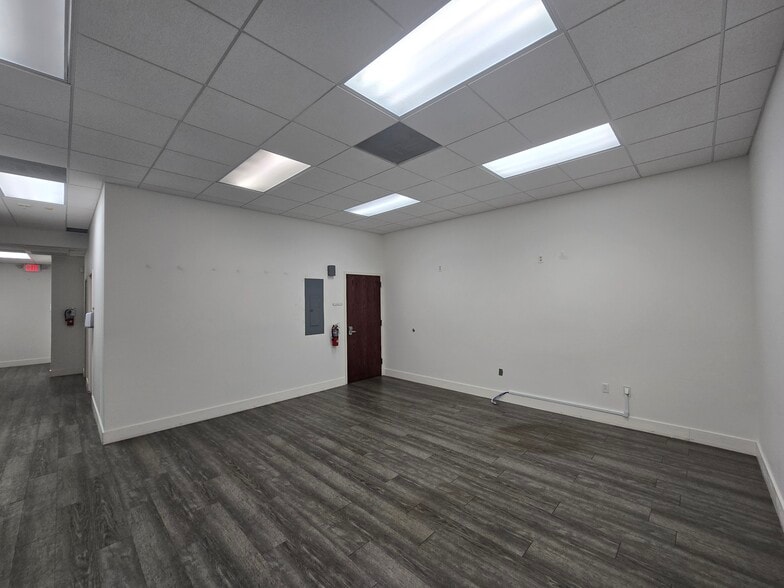 1351 Sawgrass Corporate Pky, Sunrise, FL for lease - Building Photo - Image 3 of 19