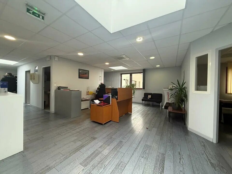 Office in Évreux for lease Interior Photo- Image 1 of 19