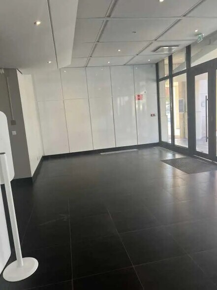41/43 Avenue Du Centre, Montigny-le-Bretonneux for lease - Lobby - Image 2 of 10
