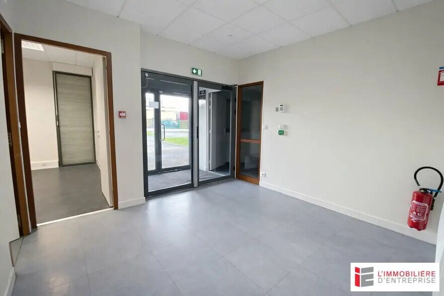 Flex in La Chapelle-des-Fougeretz for lease - Interior Photo - Image 2 of 5
