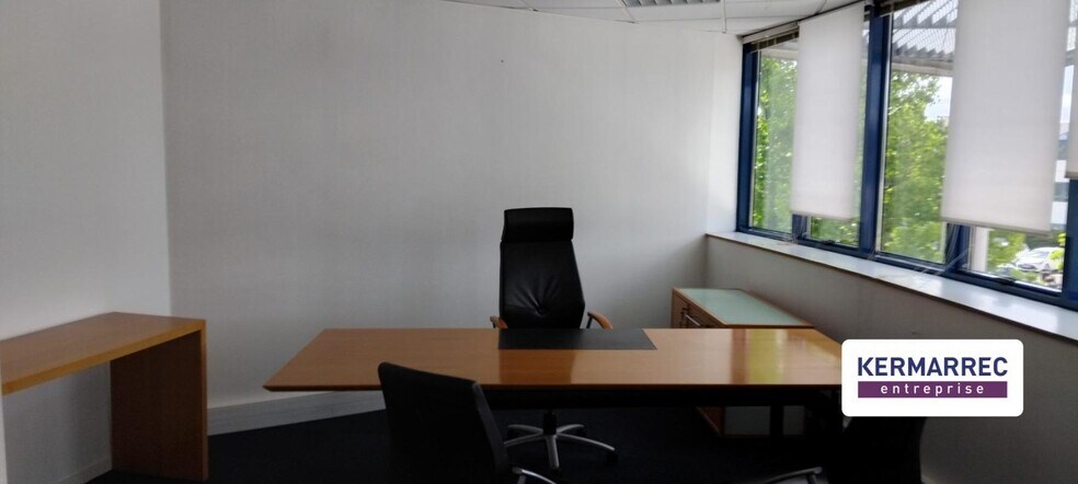 Office in Saint-Grégoire for lease - Interior Photo - Image 2 of 3
