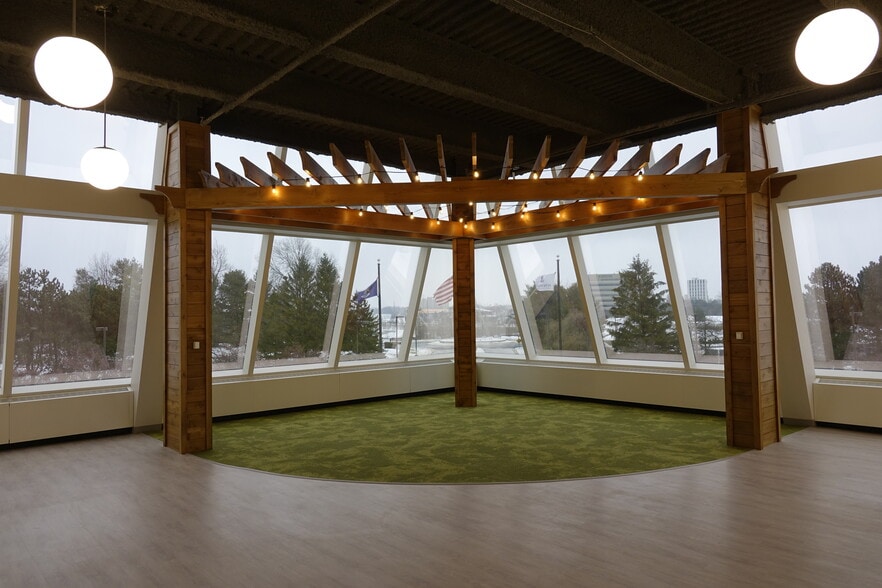 700 Terrace Point Rd, Muskegon, MI for lease - Interior Photo - Image 3 of 11