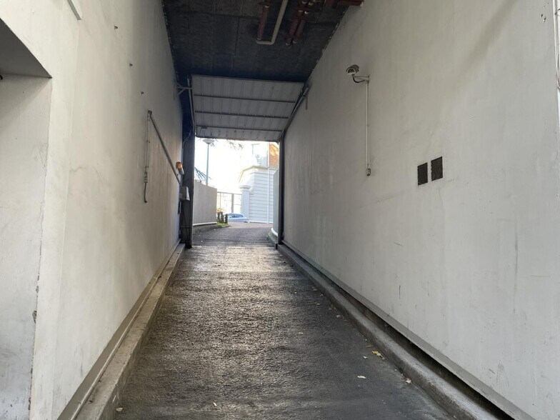 Local d'activités dans Courbevoie à vendre - Photo du bâtiment - Image 1 de 8