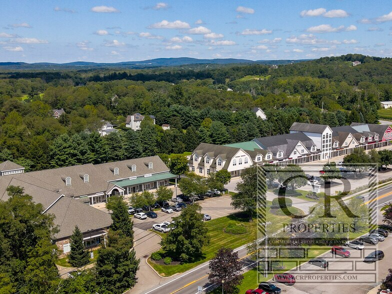 942 Route 376, Wappingers Falls, NY à louer - Photo du bâtiment - Image 2 de 46