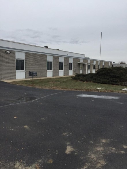27-29 Airport Dr, Rockford, IL for lease - Building Photo - Image 2 of 6
