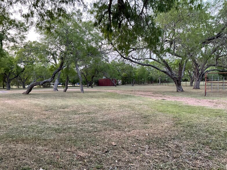 1310 W Grand Ave, Yoakum, TX à vendre - Photo du bâtiment - Image 2 de 40