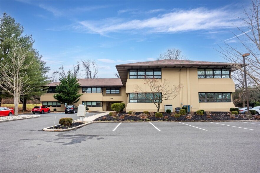 99 Grayrock Rd, Clinton Township, NJ à louer - Photo du bâtiment - Image 2 de 38