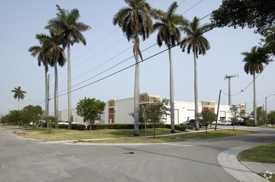 3567 NW 33rd St, Miami, FL à louer - Photo du bâtiment - Image 2 de 9