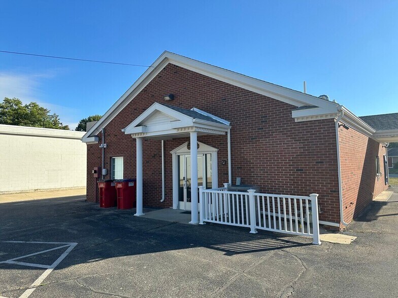 1203 S Mattis Ave, Champaign, IL à vendre - Photo du bâtiment - Image 2 de 2