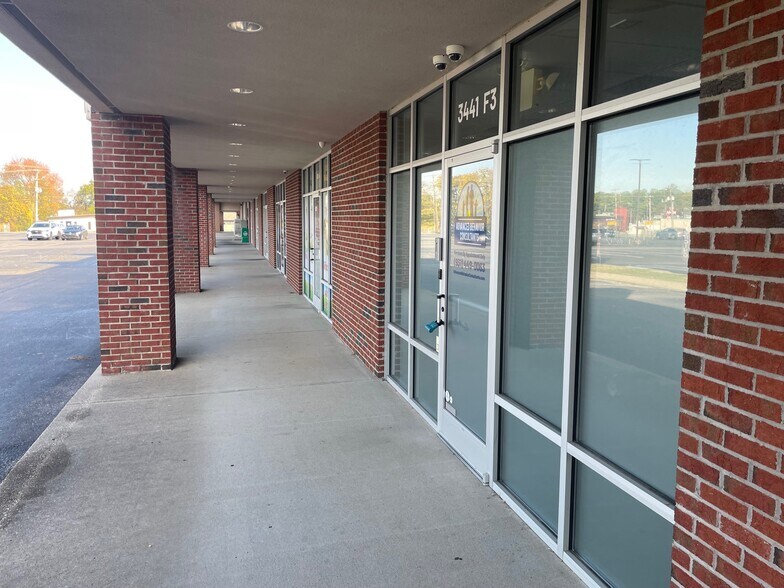 3441 Fort Campbell Blvd, Clarksville, TN à louer - Photo du bâtiment - Image 3 de 11