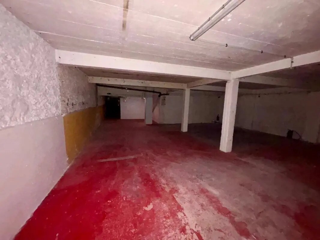 Retail in Paris for lease Interior Photo- Image 1 of 7