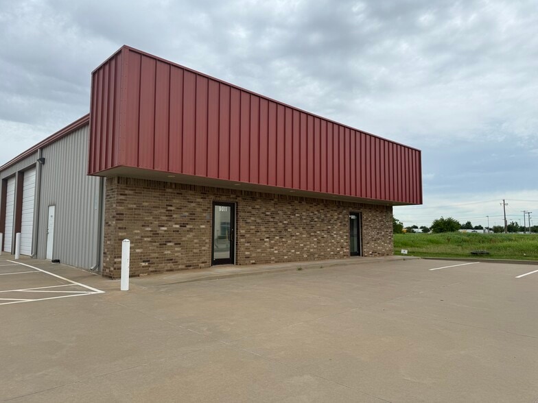 9011 Polaris Dr, Oklahoma City, OK for lease - Building Photo - Image 2 of 17