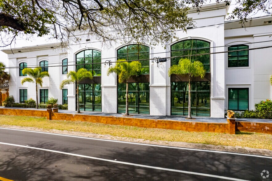 330 Pauls Dr, Brandon, FL à louer - Photo du bâtiment - Image 3 de 6