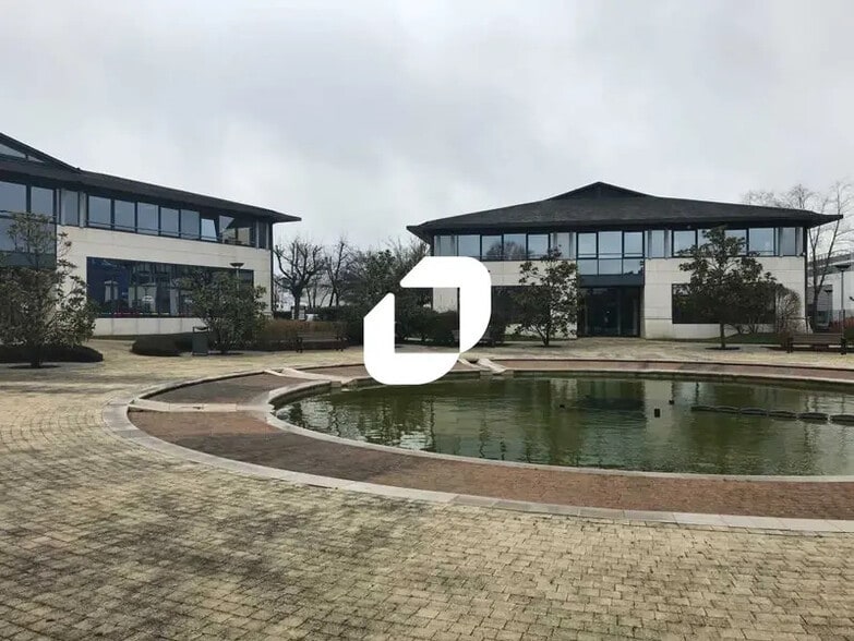 Flex in Trappes for lease - Building Photo - Image 1 of 4