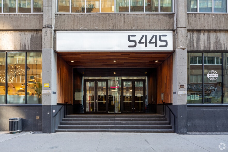 5445 Av De Gaspé, Montréal, QC à louer - Photo du bâtiment - Image 3 de 8