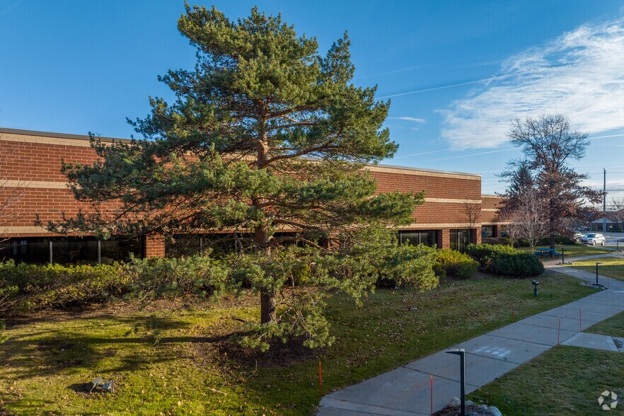 39750 Grand River Ave, Novi, MI à louer - Photo du bâtiment - Image 3 de 7