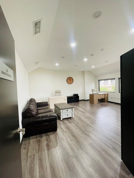 3255 Cahuenga Blvd W, Los Angeles, CA for lease - Building Photo - Image 2 of 15