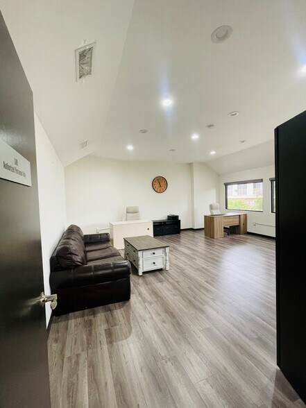 3255 Cahuenga Blvd W, Los Angeles, CA à louer - Photo du bâtiment - Image 2 de 16