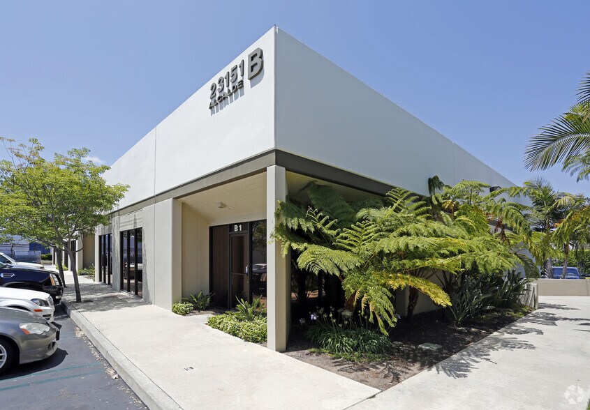 23151 Alcalde Dr, Laguna Hills, CA à louer - Photo principale - Image 1 de 4