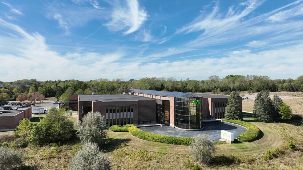 600 Wilshire Dr, Troy, MI for sale - Building Photo - Image 2 of 19