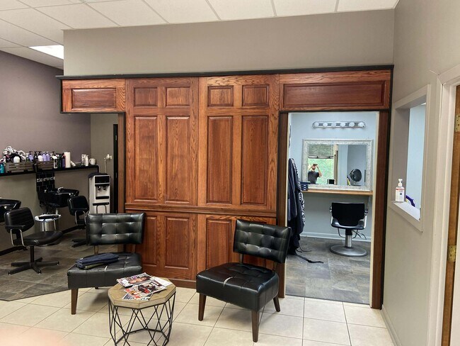 Plus de détails pour 262 N Phelps Ave, Rockford, IL - Bureau/Commerce de détail, Commerce de détail à louer