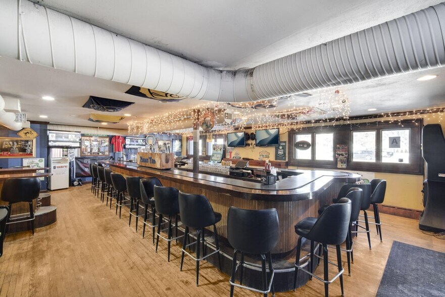 6317 W Bluemound Rd, Milwaukee, WI à vendre - Photo du bâtiment - Image 3 de 25