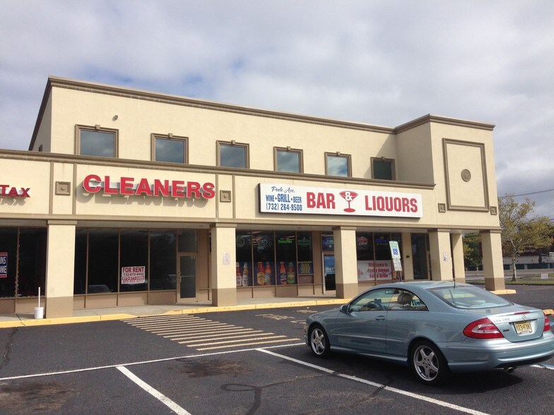 745 Poole Ave, Hazlet, NJ à louer - Photo du bâtiment - Image 3 de 11