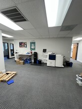 7831 SE Lake Rd, Portland, OR for lease Interior Photo- Image 1 of 2