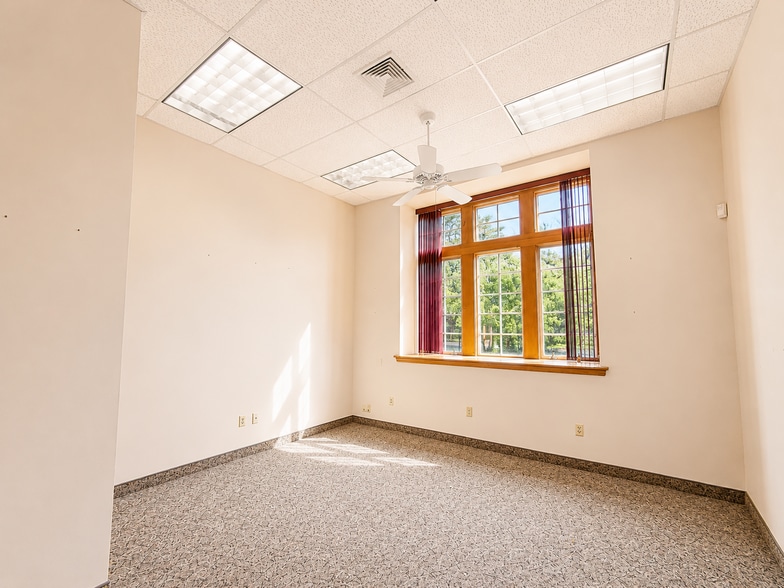 1170 Ellington Rd, South Windsor, CT for lease - Building Photo - Image 3 of 18