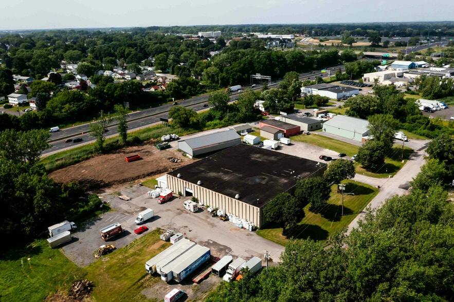 210 W Terminal Rd, Liverpool, NY for lease - Building Photo - Image 1 of 25