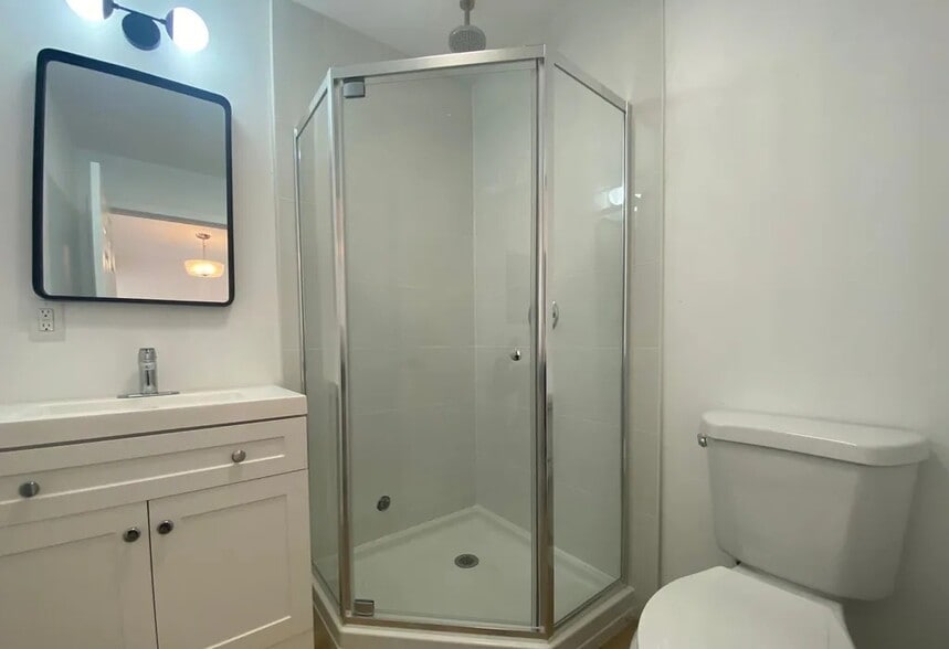 1641 S New Hampshire Ave, Los Angeles, CA à vendre - Photo du bâtiment - Image 3 de 10