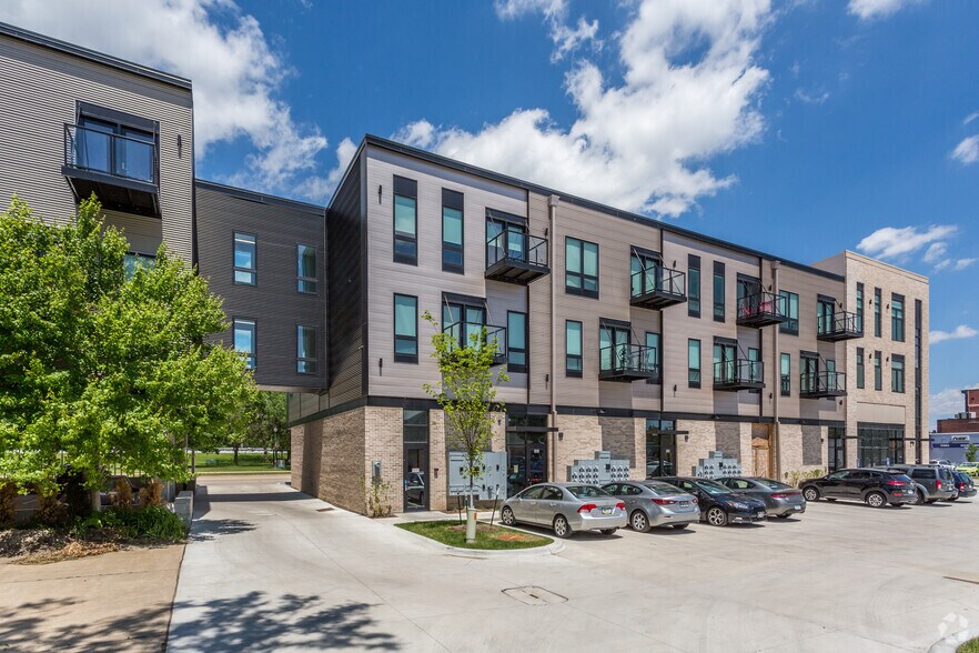 200 W 1st St, Cedar Falls, IA à louer - Photo du bâtiment - Image 2 de 24