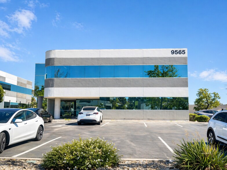 9565 Waples St, San Diego, CA à louer - Photo du bâtiment - Image 2 de 6