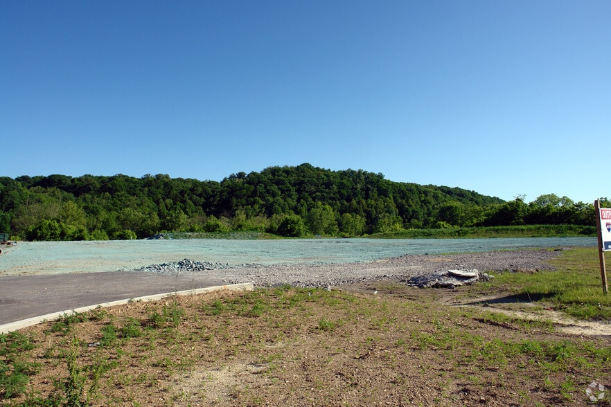 2626 E Stone Dr, Kingsport, TN for lease - Primary Photo - Image 1 of 3