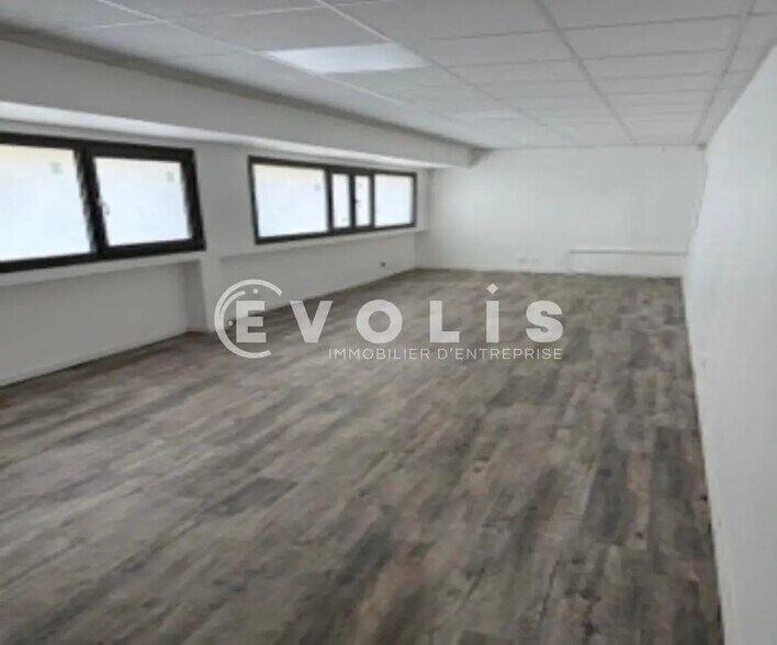 Flex in Villeneuve-la-Garenne for lease - Interior Photo - Image 3 of 12