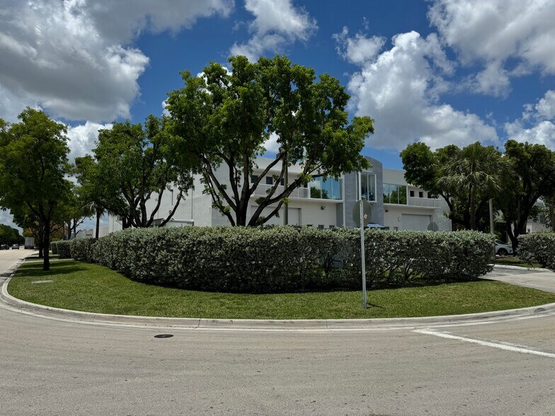 2100 Nw 102nd Pl, Doral, FL à louer - Photo du bâtiment - Image 2 de 18
