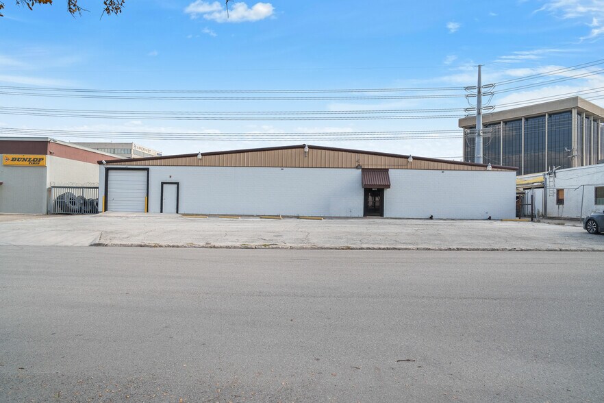 8610 Botts Ln, San Antonio, TX à louer - Photo du bâtiment - Image 2 de 15