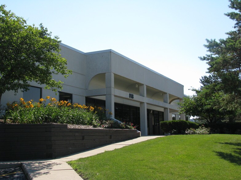 818-890 Oak Creek Dr, Lombard, IL à louer - Photo du bâtiment - Image 2 de 9