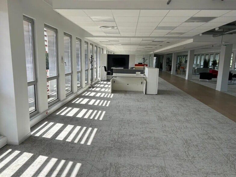 74 Rue Jean Jaures, Villeneuve-d'Ascq for lease - Interior Photo - Image 3 of 7