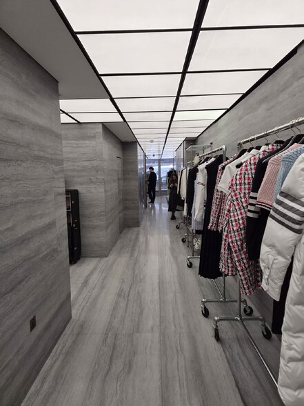 37 Albemarle St, London for lease - Interior Photo - Image 2 of 5