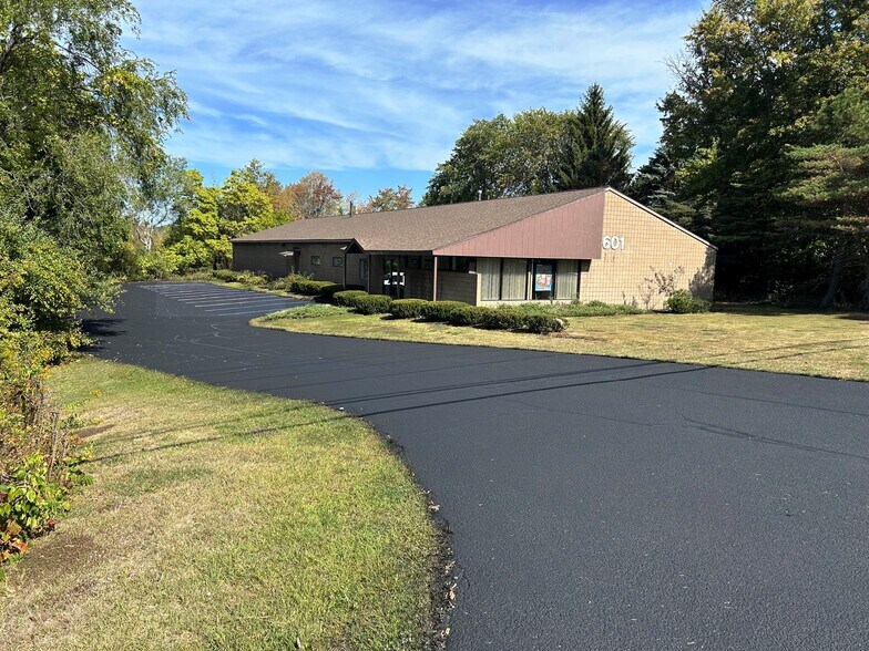 601 Columbia St, Cohoes, NY à vendre - Photo principale - Image 1 de 18