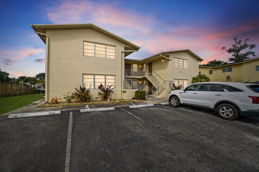 461 Sunshine Dr, Coconut Creek, FL à vendre - Photo du bâtiment - Image 2 de 18