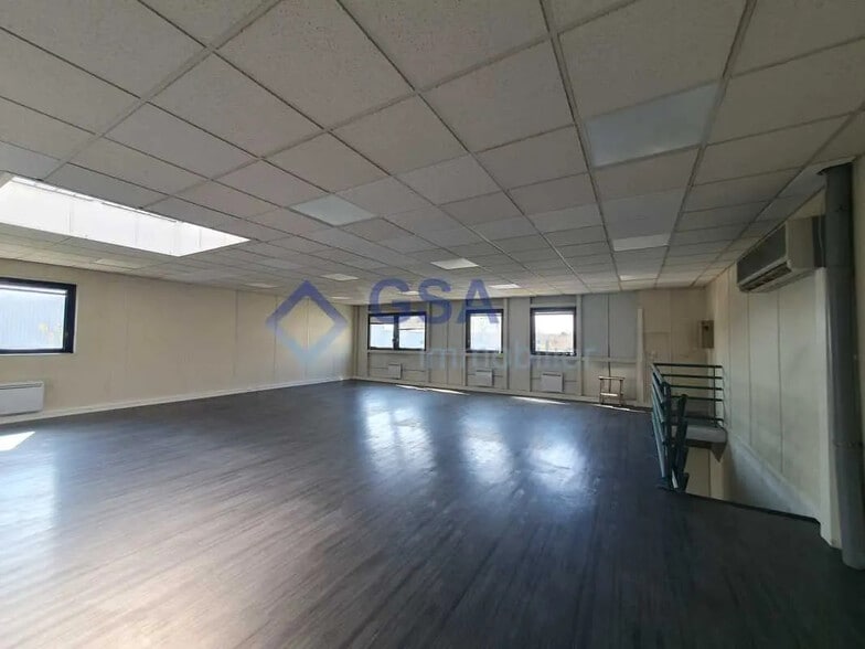 Flex in Bondoufle for lease - Interior Photo - Image 3 of 5