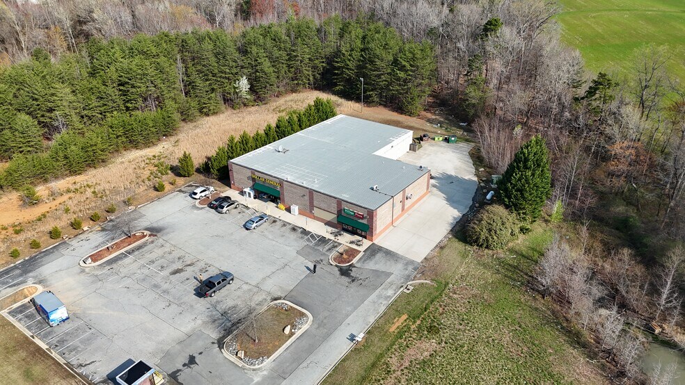 8302 Belews Creek Rd, Stokesdale, NC à vendre - Photo du bâtiment - Image 3 de 3