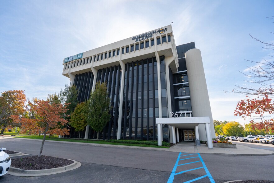 26711 Northwestern Hwy, Southfield, MI à louer - Photo du bâtiment - Image 1 de 10