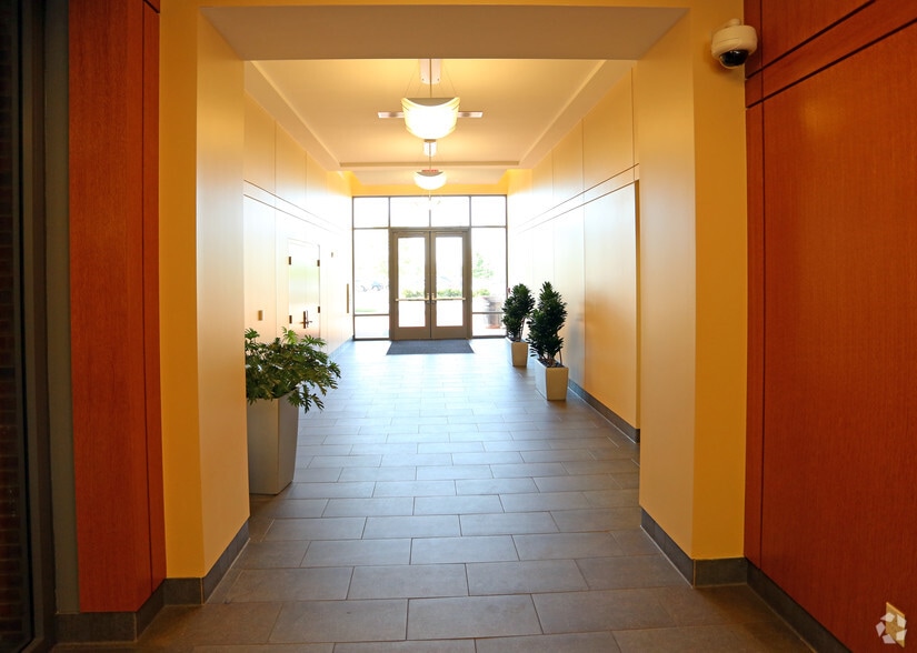 425 W Nationwide Blvd, Columbus, OH for lease - Building Photo - Image 2 of 5