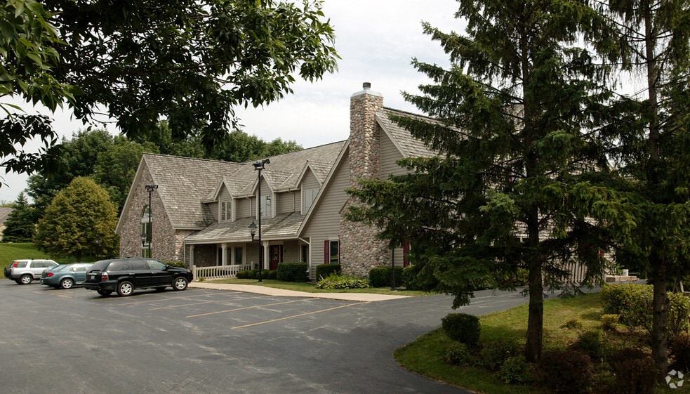 18525 W Capitol Dr, Brookfield, WI for sale - Building Photo - Image 2 of 2