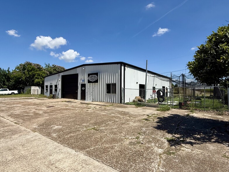 108 Schilling St, Baytown, TX for lease - Building Photo - Image 2 of 16