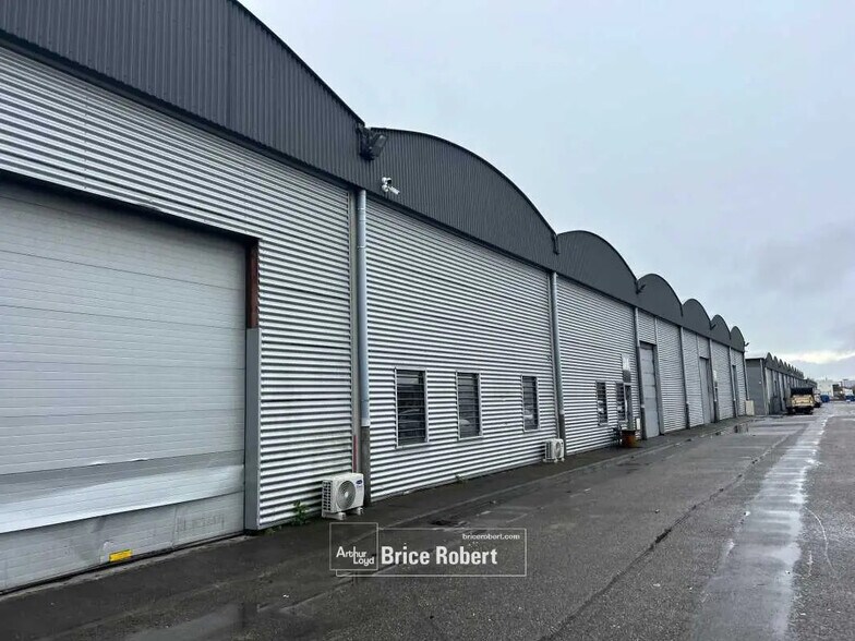 Bureau dans Saint-Priest à louer - Photo du bâtiment - Image 1 de 6